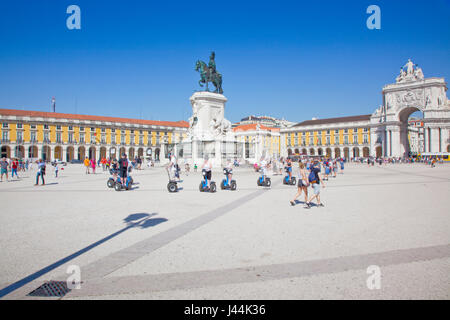 Il Portogallo, Estremadura, Lisbona, Baixa, Praca do Comercio, Segway tour guidato della piazza con la statua equestre del re Jose e Rua Augusta triumpha Foto Stock