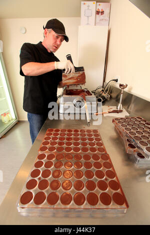 Foto di Tim Cuff - 14 dicembre 2016 - Chocoyo proprietario e creatore di cioccolato Joann Martichon al lavoro a Nelson, Nuova Zelanda: Foto Stock