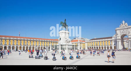 Il Portogallo, Estremadura, Lisbona, Baixa, Praca do Comercio, Segway tour guidato della piazza con la statua equestre del re Jose e Rua Augusta triumpha Foto Stock