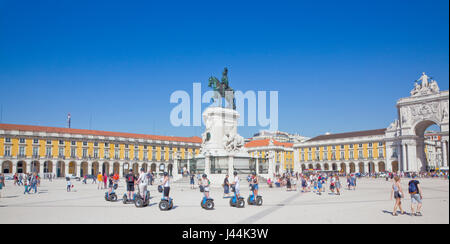 Il Portogallo, Estremadura, Lisbona, Baixa, Praca do Comercio, Segway tour guidato della piazza con la statua equestre del re Jose e Rua Augusta triumpha Foto Stock