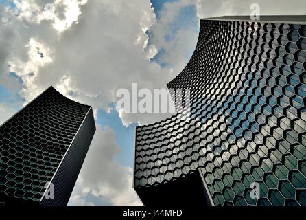 Vista prospettica del Duo torri, un importante commerciale moderno, retail e sviluppo residenziale su Beach Road, Singapore Foto Stock