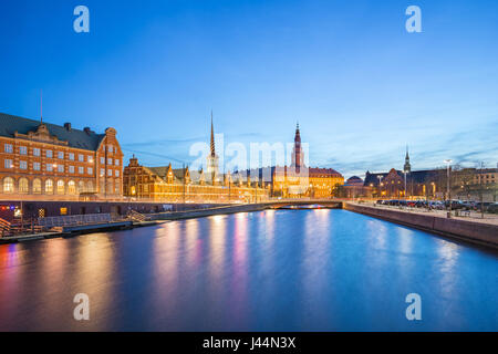 La città di Copenhagen vista del Palazzo Christiansborg di notte a Copenhagen, Danimarca Foto Stock