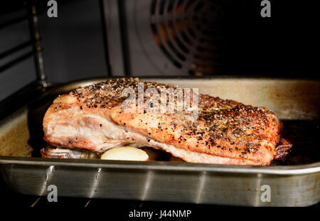 Pancetta giunto con crepitio una cottura in forno della ventola fotografia scattata da Simon Dack Foto Stock