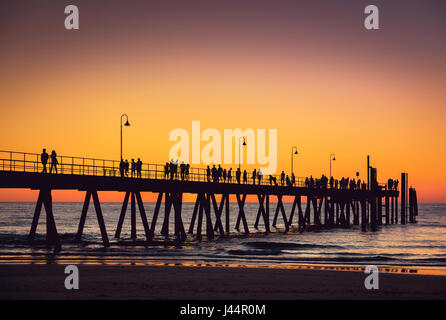 Spiaggia di Glenelg jetty con persone al tramonto, Adelaide, Australia del Sud Foto Stock