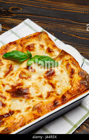 Le lasagne in una teglia Foto Stock