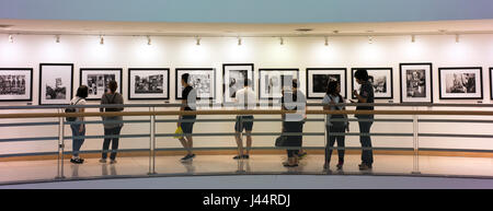 Visitatori visualizza le foto e dal compianto Re Bhumibol Adulyadej di Tailandia a Bangkok di centro di arte e cultura. Foto Stock