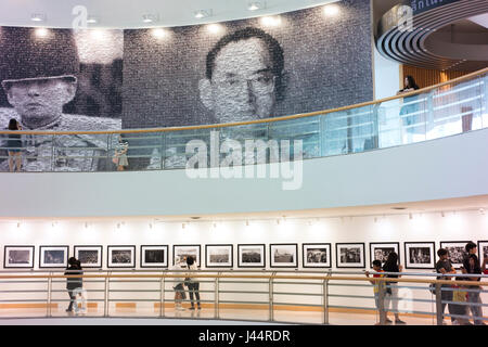 Visitatori visualizza le foto e dal compianto Re Bhumibol Adulyadej di Tailandia a Bangkok di centro di arte e cultura. Foto Stock