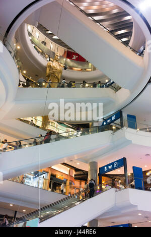 Scale mobili, persone e negozi in Siam Centre, un grande centro commerciale per lo shopping a Bangkok. Foto Stock