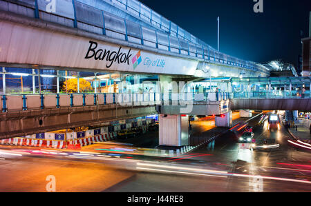 Traffico e Bangkok Skytrain sulla Strada di Sukhumvit Road, Bangkok. Foto Stock