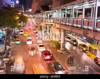 Traffico e Bangkok lungo dello Skytrain Silom Road di notte. Foto Stock