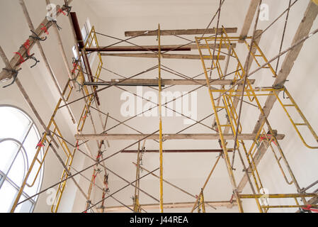 Ponteggi per il lavoro di costruzione. È ci ha reso facile arrampicata su una parte dell'edificio. Foto Stock