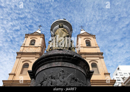 Il Santo Domingo Convento, o la Basilica di Nostra Signora del Rosario ed il convento di Santo Domingo. General Belgrano il mausoleo in primo piano. Foto Stock