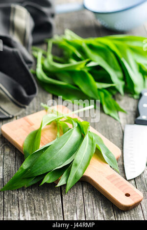 Ramson o aglio selvatico lascia sul bordo di taglio. Foto Stock