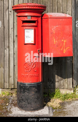 Post Office pilastro casella. Rosso casella postale dal regno di George VI (GR) con una sacca scatola fissata, Nottinghamshire, England, Regno Unito Foto Stock