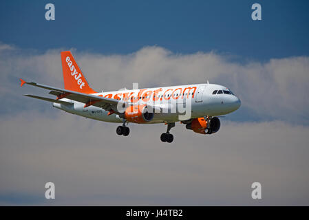 Easyjet passeggeri commerciali Airbus A 320-214 aeromobile in sua compagnia inconfondibile livrea arancione Foto Stock