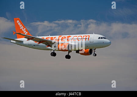 Easyjet passeggeri commerciali Airbus A 320-214 aeromobile in sua compagnia inconfondibile livrea arancione Foto Stock