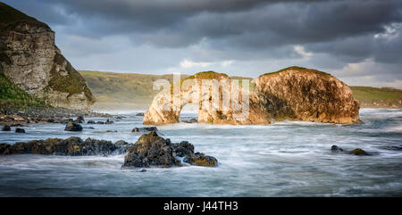 Arco di roccia a east end di Whitepark Bay nei pressi di Ballintoy e Bushmills sulla costa di Antrim in Irlanda del Nord Foto Stock