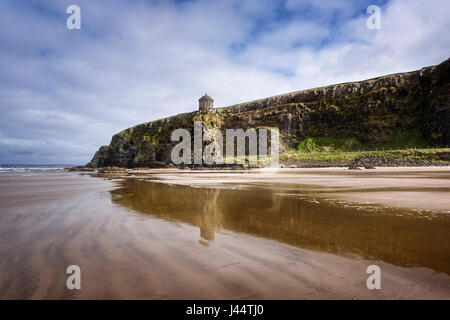 Il Mussenden Temple su una scogliera sopra Benone Strand in discesa vicino a Castlerock nella Contea di Londonderry Irlanda del Nord Foto Stock