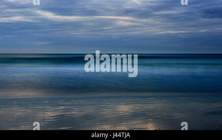 Vista dell'Oceano Atlantico dalla Whitepark Bay sulla costa di Causeway, Moyle County Antrim Irlanda del Nord Foto Stock