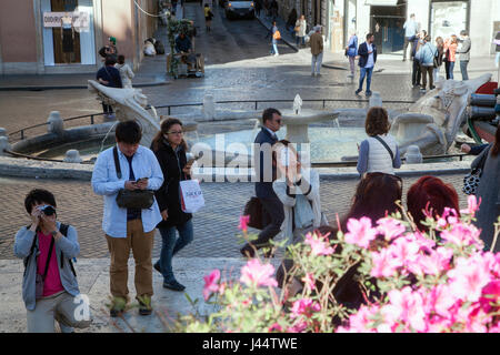 Turisti visitano la scalinata di Piazza di Spagna nel centro cittadino di Roma, Italia Foto Stock