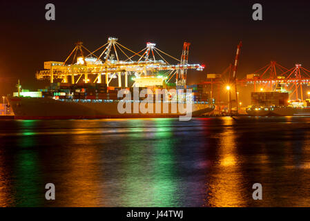 FREMANTLE, Australia - Febbraio 05, 2016 contenitore grande nave - Los Angeles Trader - nave da carico nel porto di Fremantle di notte, il porto di Perth Foto Stock