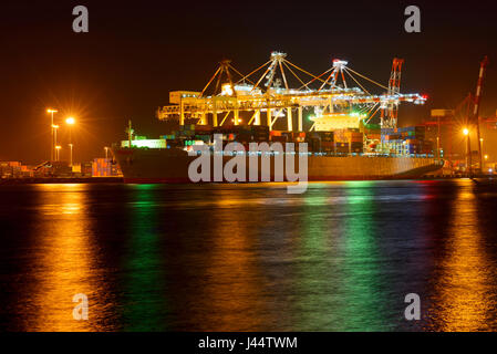 FREMANTLE, Australia - Febbraio 05, 2016 contenitore grande nave - Los Angeles Trader - nave da carico nel porto di Fremantle di notte, il porto di Perth Foto Stock