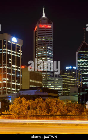 PERTH, CBD, Australia - Febbraio 05, 2016 Vista da Mitchell Freeway sul CBD di Perth di notte. Per vedere parte dello skyline di Rio Tinto Tower Foto Stock