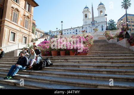 Turisti visitano la scalinata di Piazza di Spagna nel centro cittadino di Roma, Italia Foto Stock