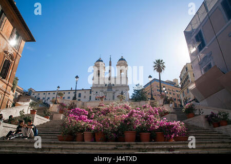 Turisti visitano la scalinata di Piazza di Spagna nel centro cittadino di Roma, Italia Foto Stock