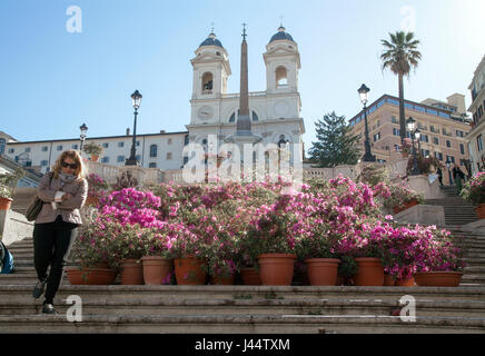 Turisti visitano la scalinata di Piazza di Spagna nel centro cittadino di Roma, Italia Foto Stock