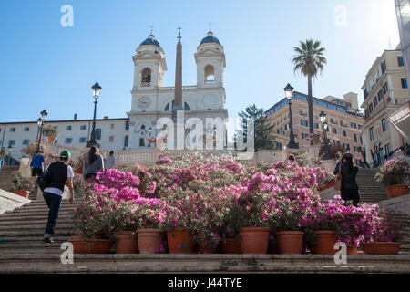 Turisti visitano la scalinata di Piazza di Spagna nel centro cittadino di Roma, Italia Foto Stock