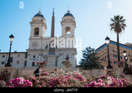 Turisti visitano la scalinata di Piazza di Spagna nel centro cittadino di Roma, Italia Foto Stock