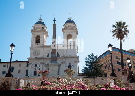 Turisti visitano la scalinata di Piazza di Spagna nel centro cittadino di Roma, Italia Foto Stock