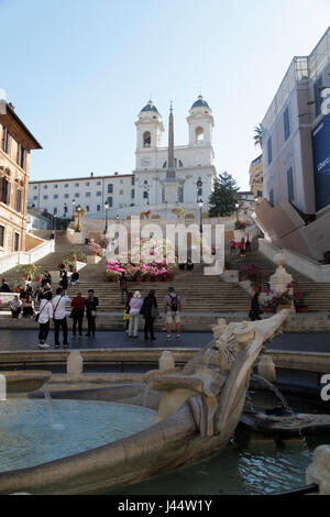 Turisti visitano la scalinata di Piazza di Spagna nel centro cittadino di Roma, Italia Foto Stock