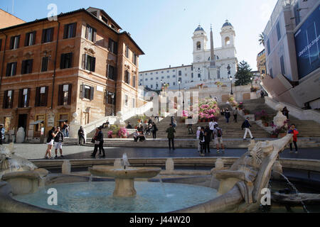 Turisti visitano la scalinata di Piazza di Spagna nel centro cittadino di Roma, Italia Foto Stock