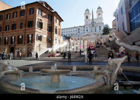 Turisti visitano la scalinata di Piazza di Spagna nel centro cittadino di Roma, Italia Foto Stock