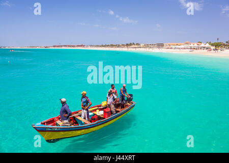Capo Verde sal i pescatori portando le loro catture di pesce in barche da pesca al molo a Santa Maria, Isola di Sal , Isole di Capo Verde, Africa Foto Stock