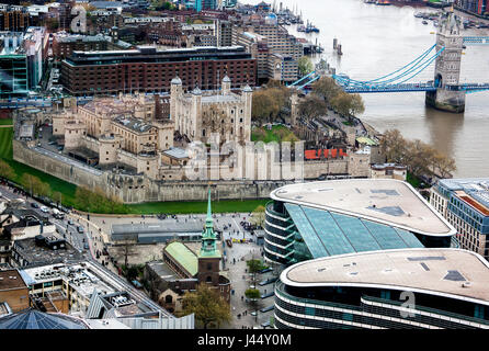 La torre di Londra vista dall'alto è stata presa sulla piattaforma panoramica dell'edificio Walkie talkie Foto Stock