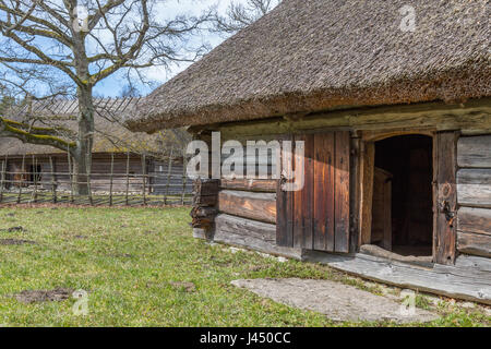 Tallinn, Estonia. La trasformazione di fabbricati agricoli in legno e pietra con i tetti di paglia Foto Stock