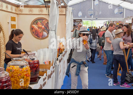 Il Portogallo, Estredmadura, Lisbona, Baixa, Praca da Figueira, Mercato di cibo e bevande locali in piazza. Foto Stock