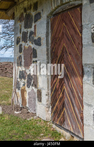 Porta in molto vecchia casa in legno di campagna in Estonia Foto Stock