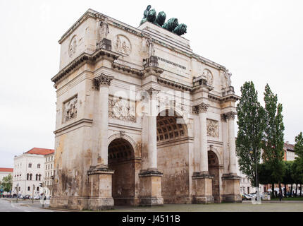 Porta Vittoria arco trionfale (Siegestor) di Monaco di Baviera, Germania Foto Stock