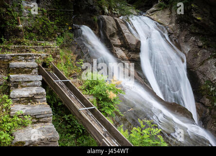 La doppia cascata vicino al mulino a Frasco, sul fiume Efra nella città di Frasco, Valle Verzasca, Canton Ticino, Svizzera. Foto Stock