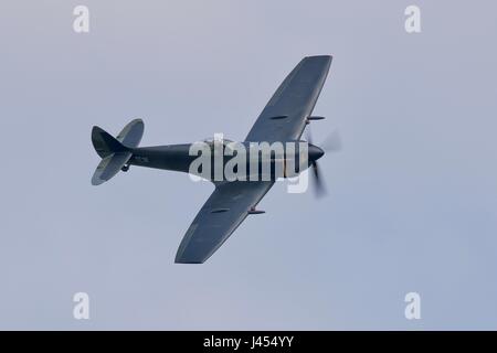 Spitfire TE311 battenti a Shuttleworth con un primer nero sottostrato nel mezzo di un nuovo schema di colori Foto Stock