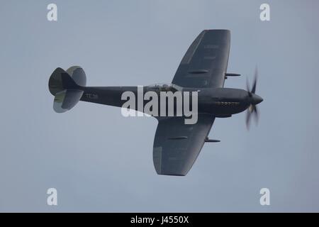 Spitfire TE311 battenti a Shuttleworth con un primer nero sottostrato nel mezzo di un nuovo schema di colori Foto Stock