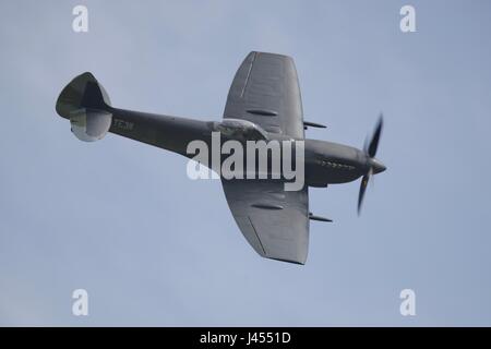 Spitfire TE311 battenti a Shuttleworth con un primer nero sottostrato nel mezzo di un nuovo schema di colori Foto Stock