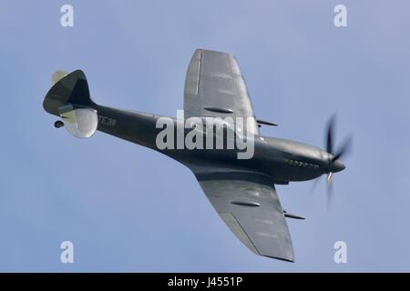 Spitfire TE311 battenti a Shuttleworth con un primer nero sottostrato nel mezzo di un nuovo schema di colori Foto Stock