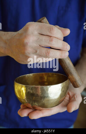 Guaritore del suono con il Tibetano Singing Bowl closeup Foto Stock