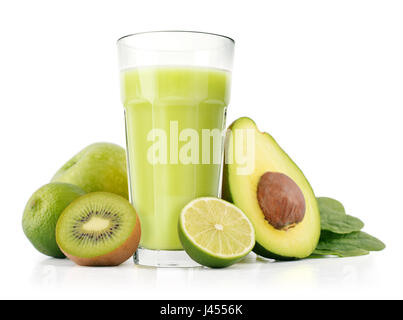 Un sano frullato verde con spinaci, avocado, kiwi, apple e calce isolato su bianco Foto Stock