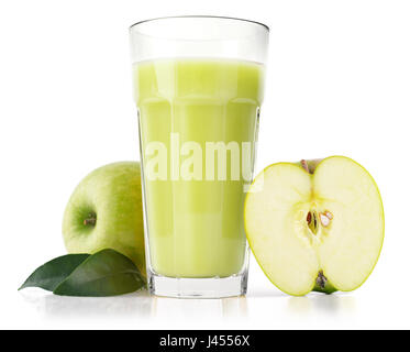 Delizioso succo di mela in vetro e mele isolato su bianco Foto Stock